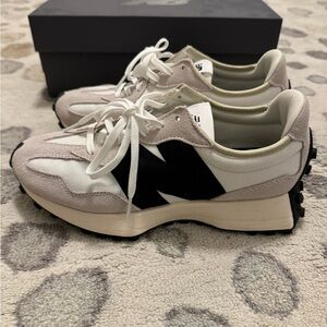 Size 8 Women’s New Balance 327. Worn once. Like New.